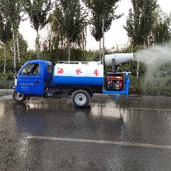 2立方柴油三輪霧炮灑水車 價格到底多少錢？弄清楚這幾個亮點你就明白了